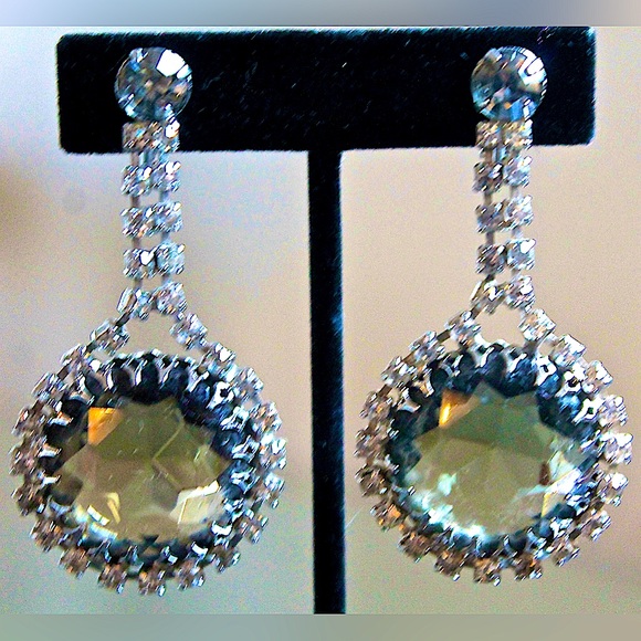 CATHE’ EARRINGS CLIP ON SMOKE CLEAR CRYSTALS VINTAGE 2 1/2 INCH DROP RUNWAY 60s - Picture 2 of 14